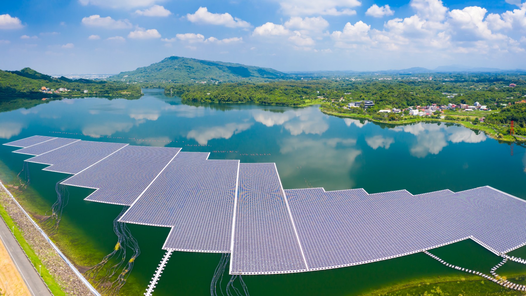 Vista aérea de una instalación de paneles solares flotantes