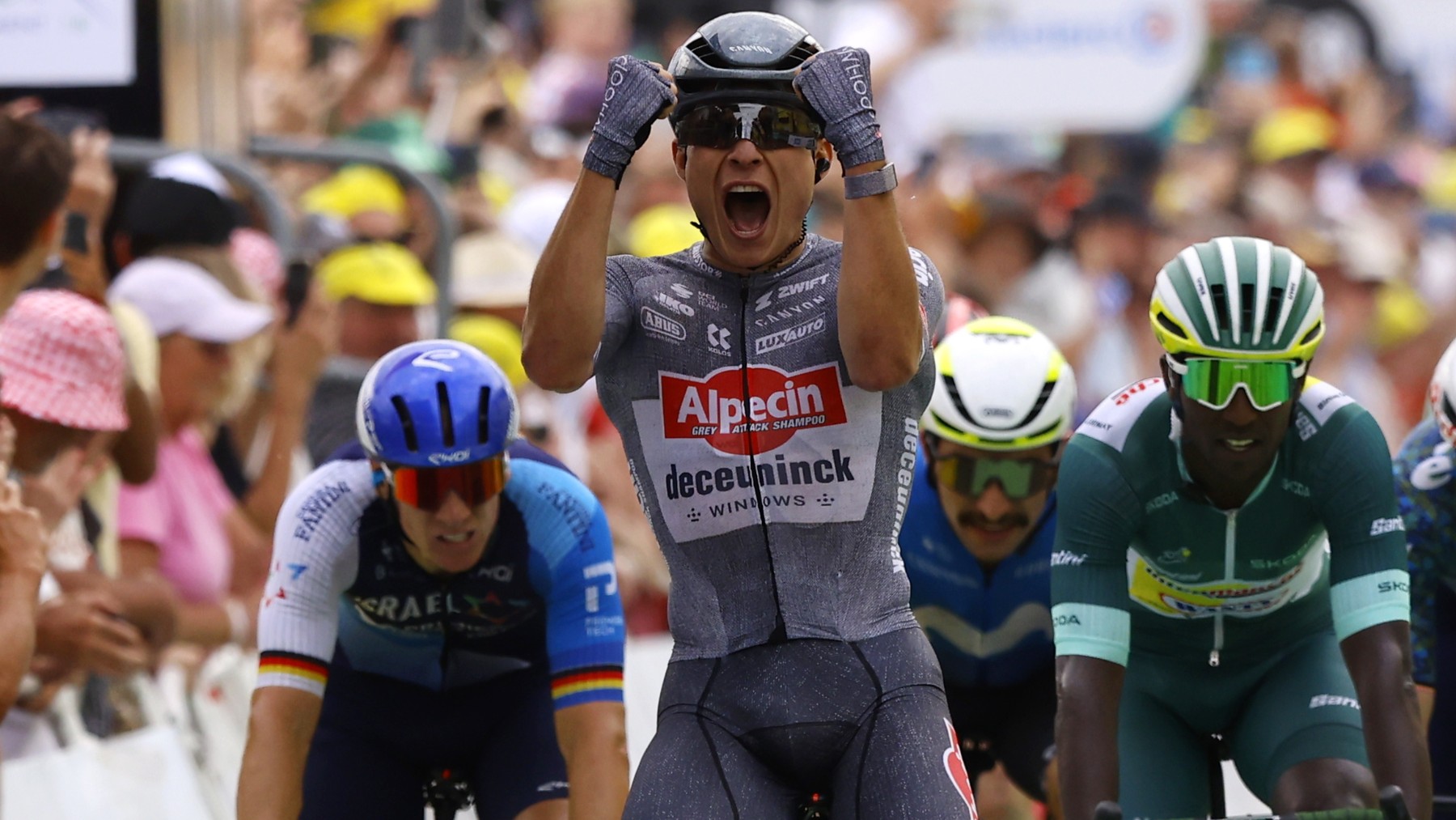 Philipsen celebró a lo grande su primer triunfo en el Tour de 2024. (EFE)