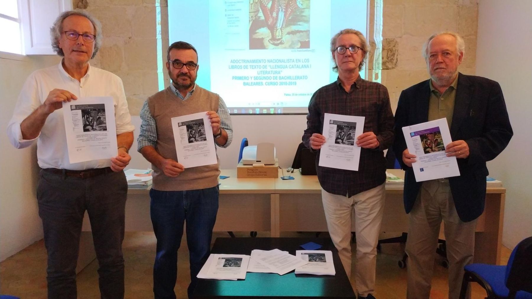 Miembros de Sociedad Civil Balear y Plis presentan en 2019 el informe sobre los libros de texto.