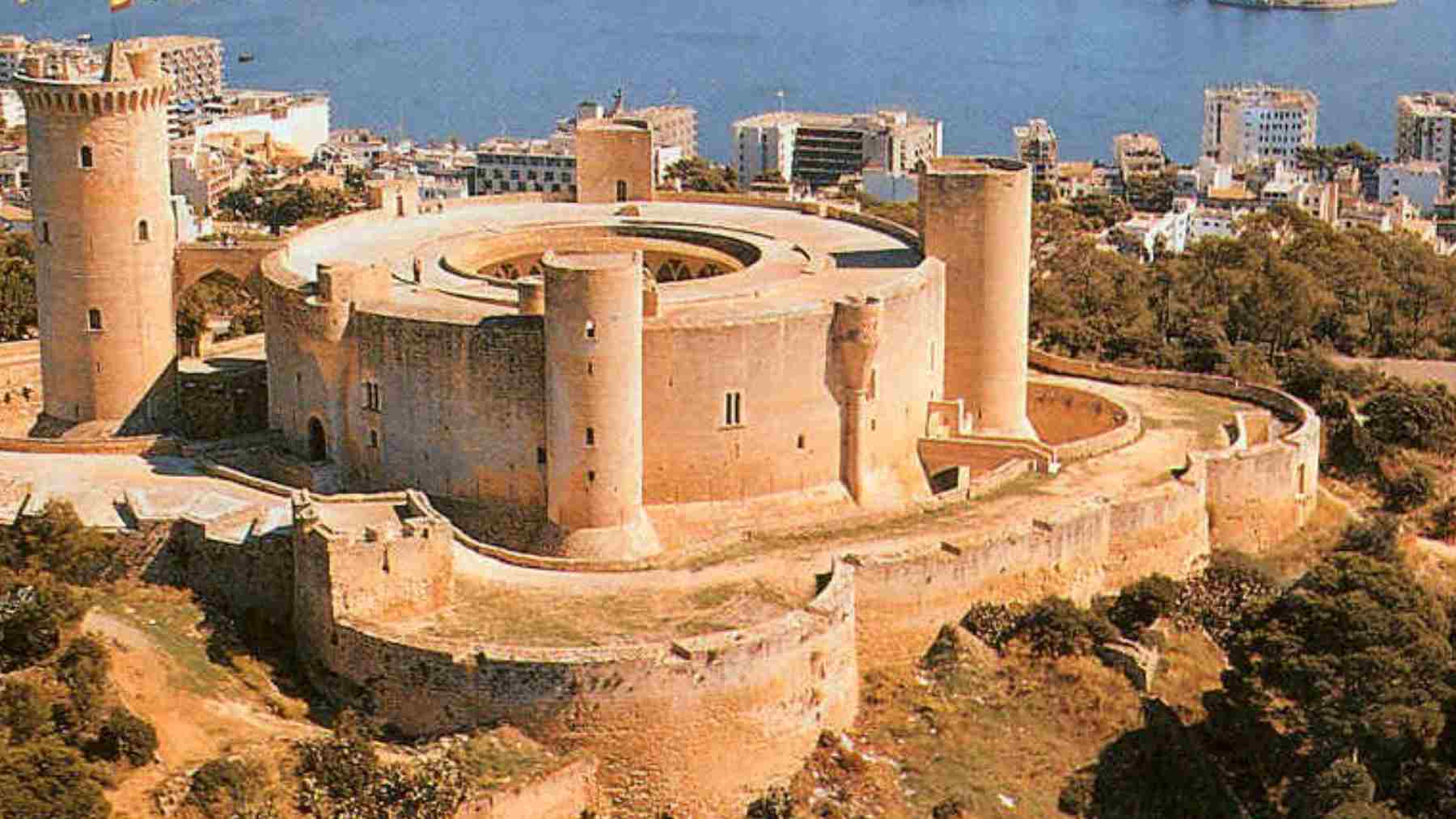 Imagen panorámica del Castillo de Bellver de Palma.