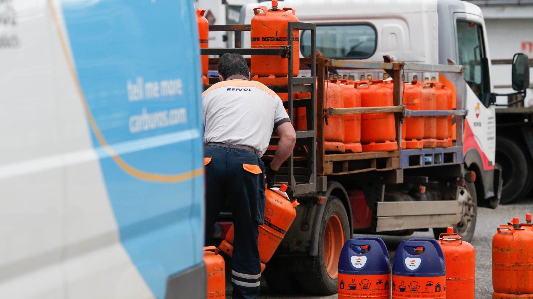 Un operario carga bombonas de butano. (EP)