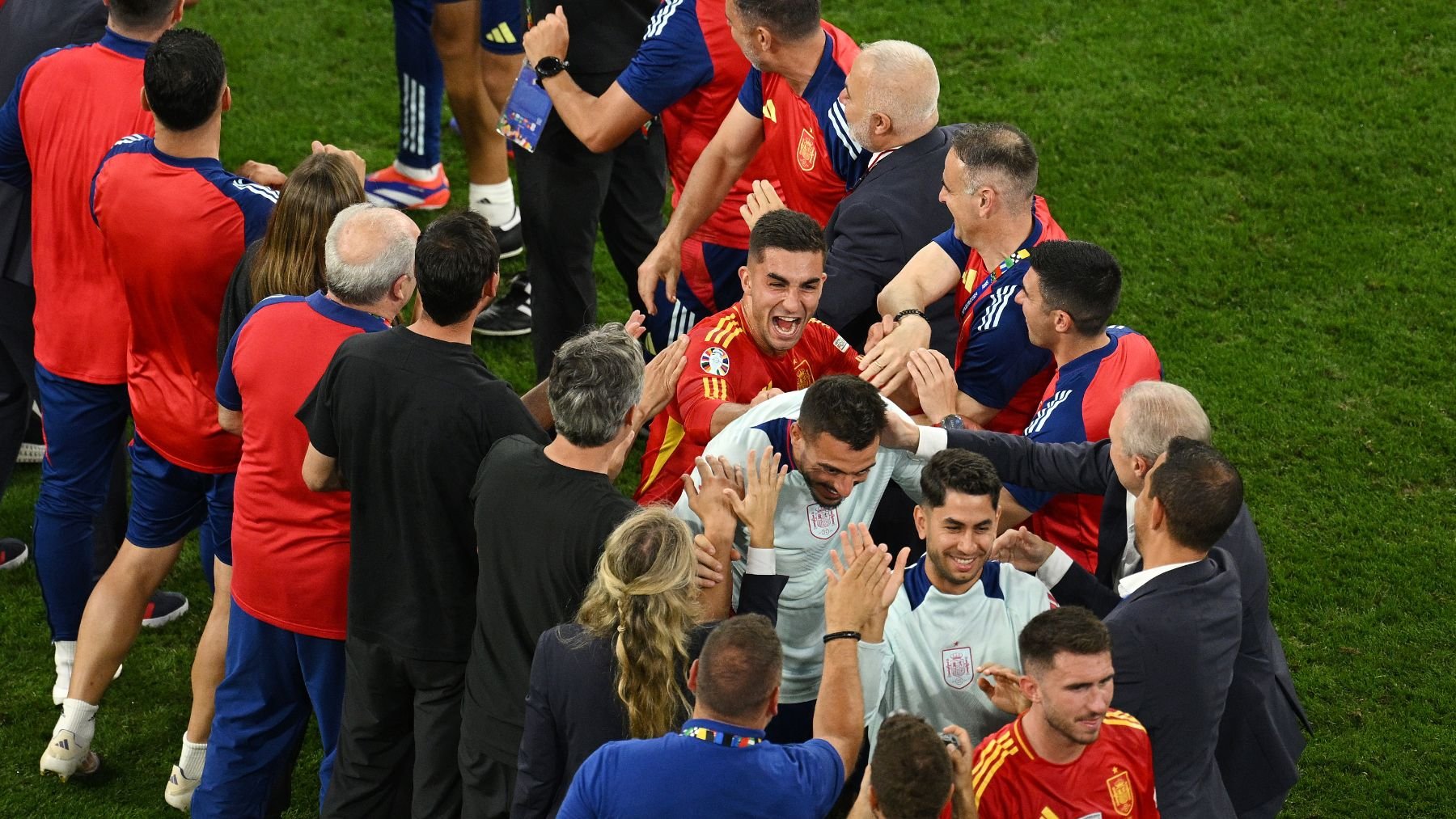 Los jugadores de España celebran la victoria contra Francia. (Getty)