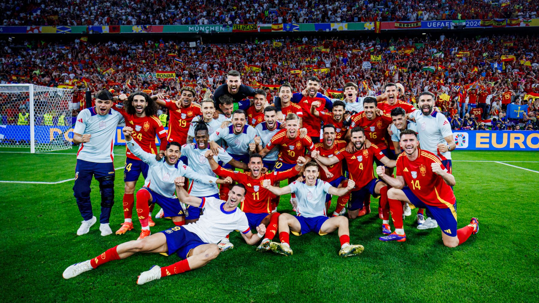 La selección española celebra la clasificación para la final de la Eurocopa. (Pablo García/RFEF)