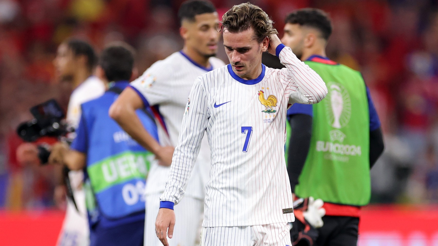 Griezmann se lamenta tras caer eliminado ante España. (Getty)