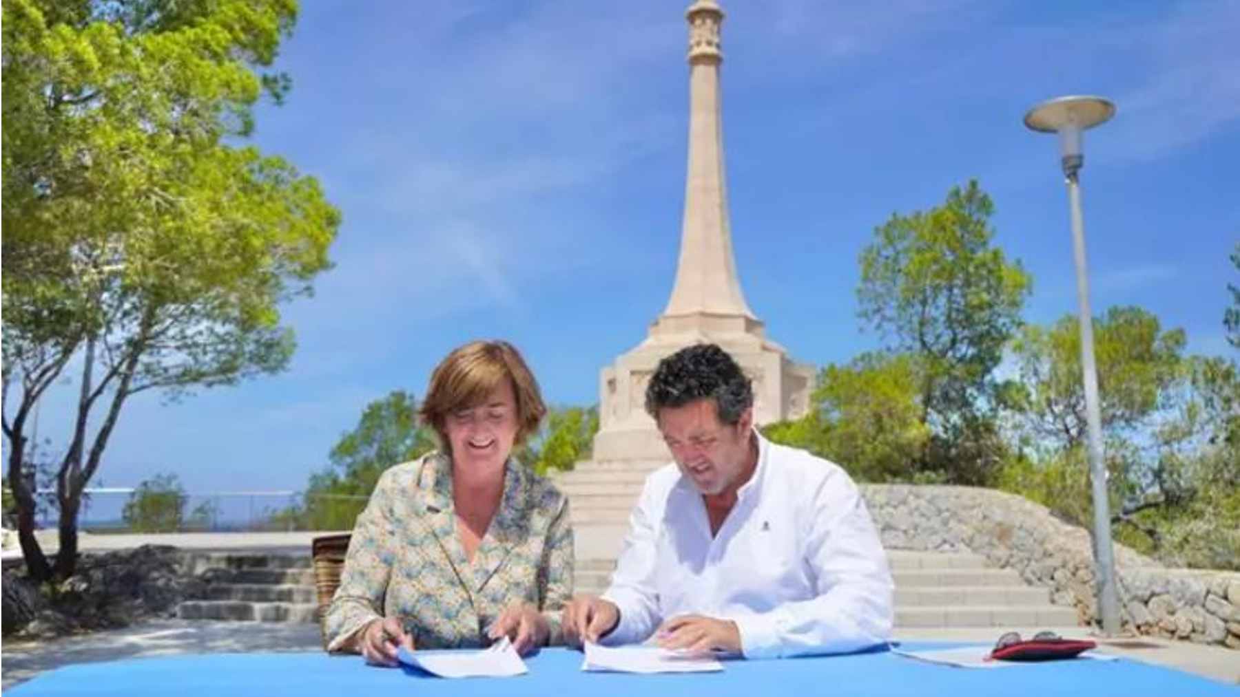 Esperanza Catalá (Vox) y Juan Antonio Amengual (PP), firmando el pacto de gobierno en Calvià.