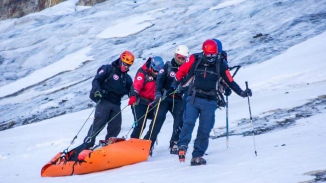 Escaladores de la Policía recuperan el cuerpo de un alpinista en Los Andes (FOTO: EFE)