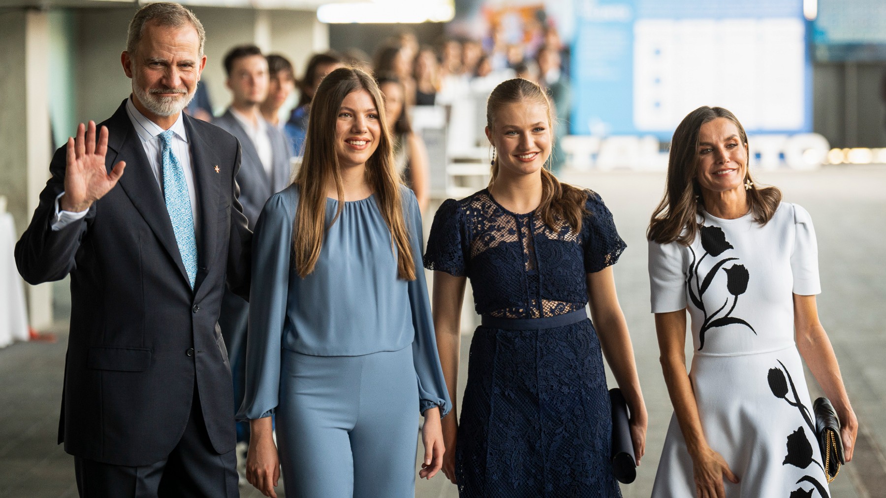 Los Reyes, Felipe VI y Letizia, la princesa Leonor y la infanta Sofía en Lloret de Mar. (Efe)