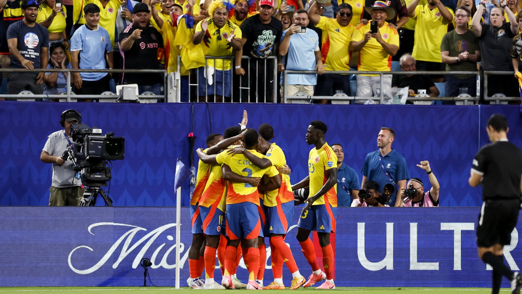 Los jugadores de Colombia celebran el gol de Lerma. (EFE)