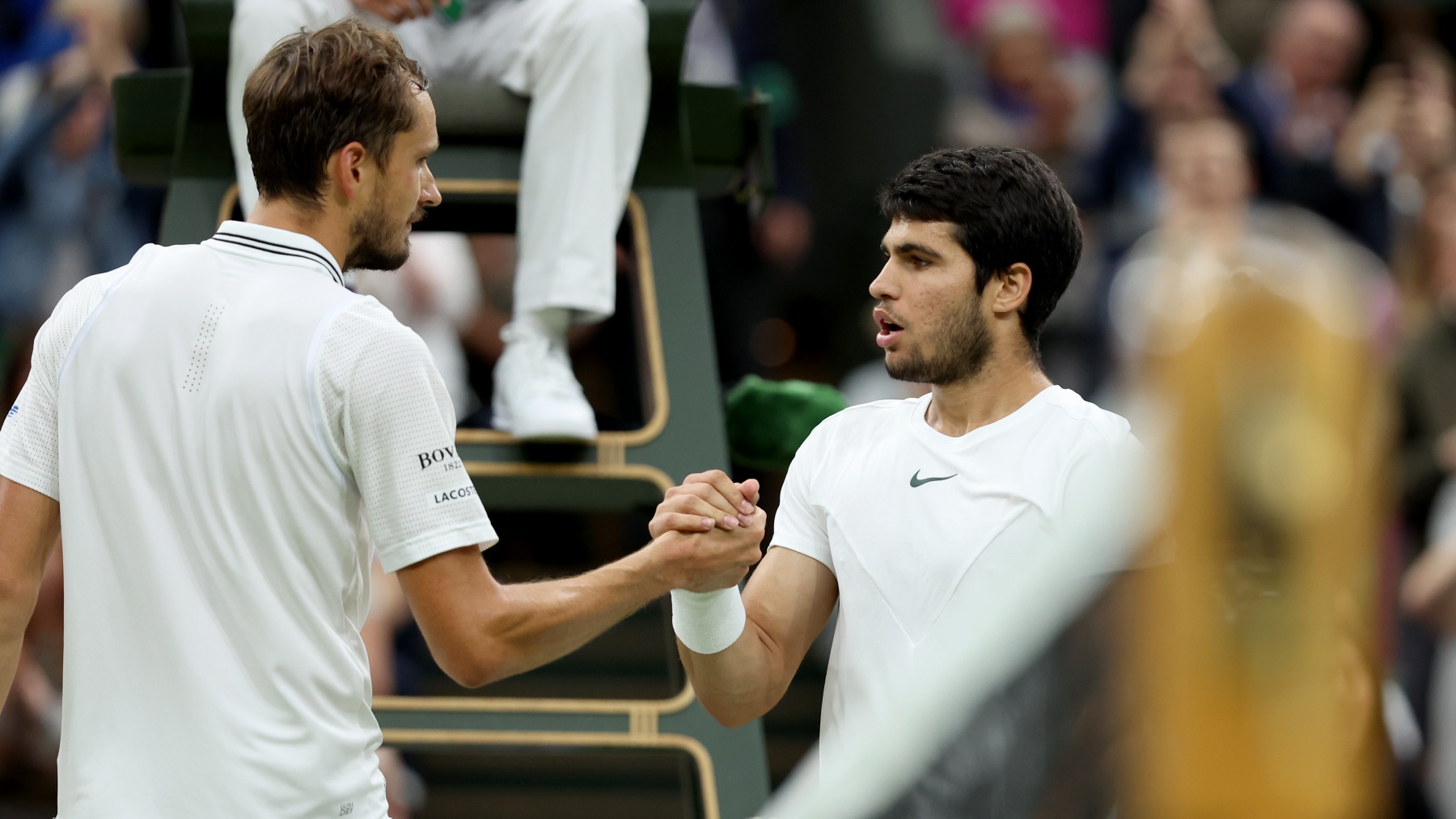 Alcaraz y Medvedev se saludan tras el partido de Wimbledon 2023. (Getty)