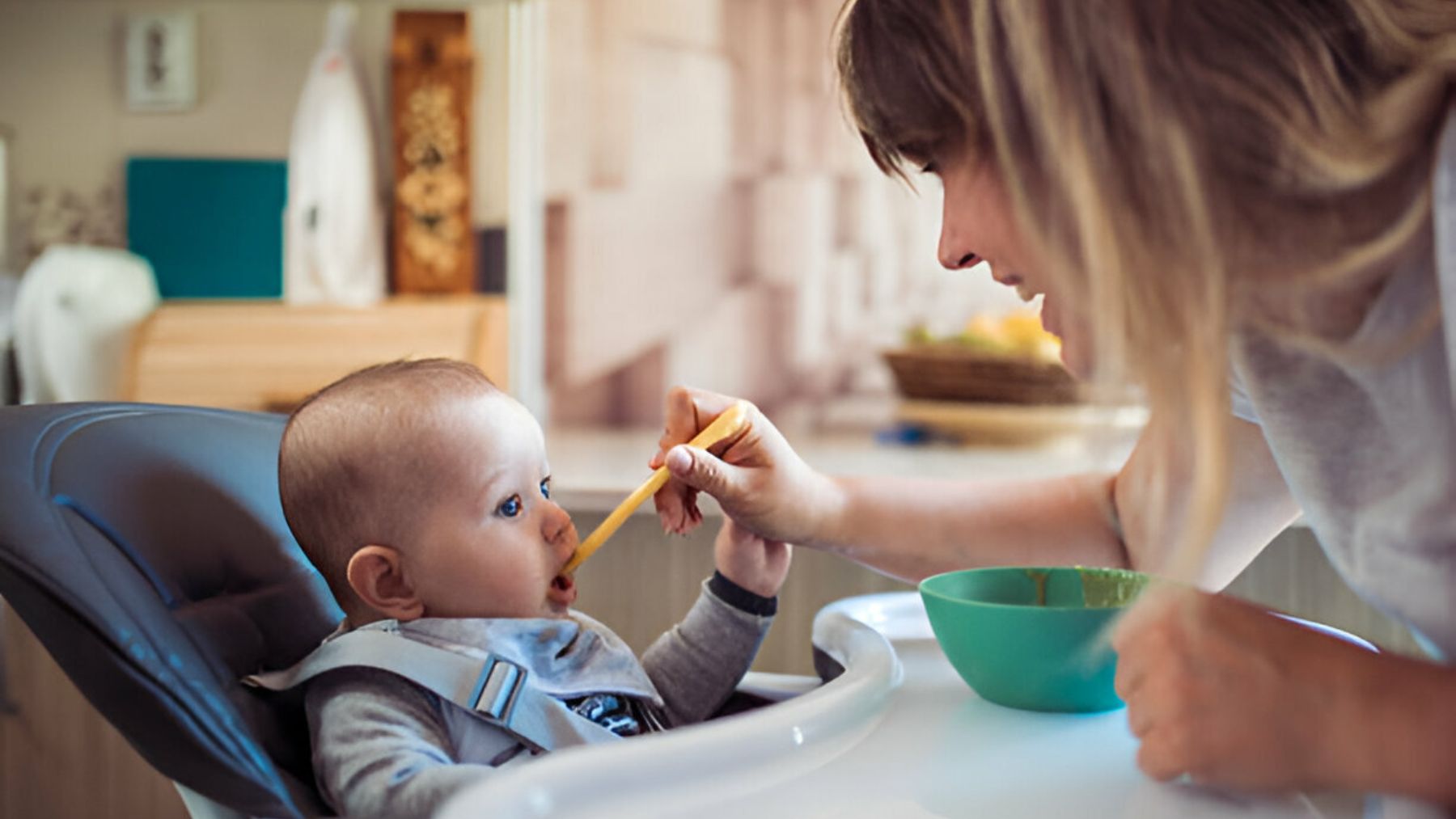 Mujer alimentando a su bebé.