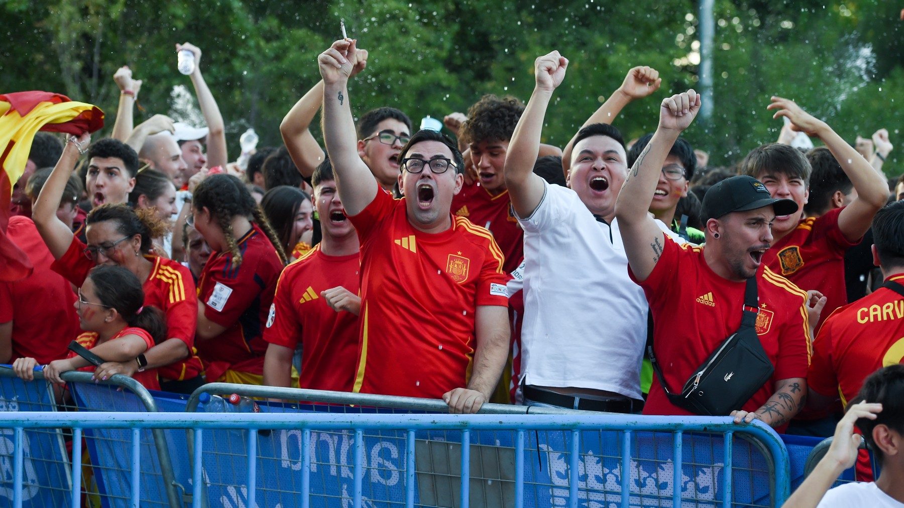 Aficionados celebran un gol de España. (EP)