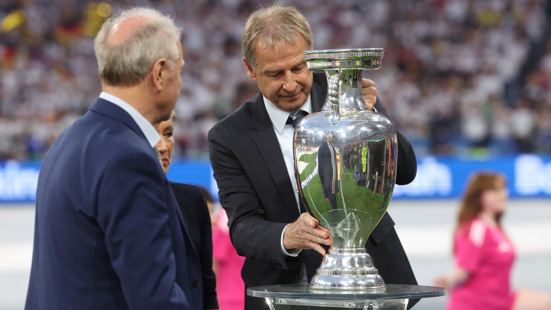 Jurgen Klinsmann, con el trofeo de la Eurocopa 2024 de Alemania. (Getty)