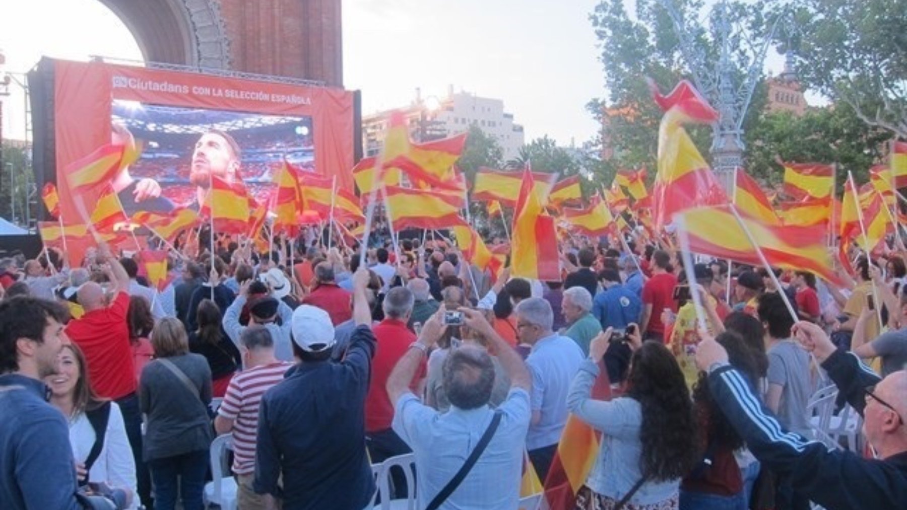Una pantalla gigante en Barcelona instalada para el Mundial de Rusia en 2010. (EP)
