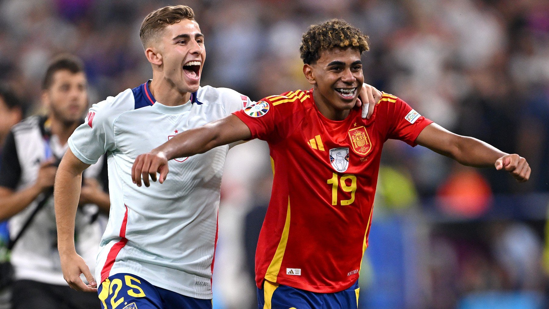 Lamine Yamal celebra la victoria contra Francia. (Getty)