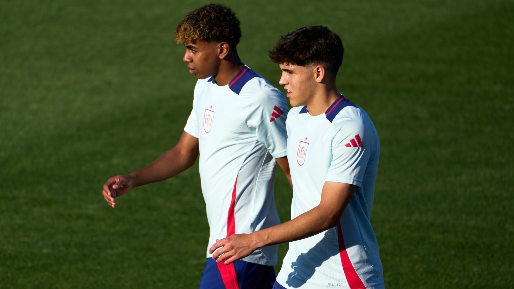 Lamine Yamal y Pau Cubarsí pasean en un entrenamiento de la selección española. (EFE)