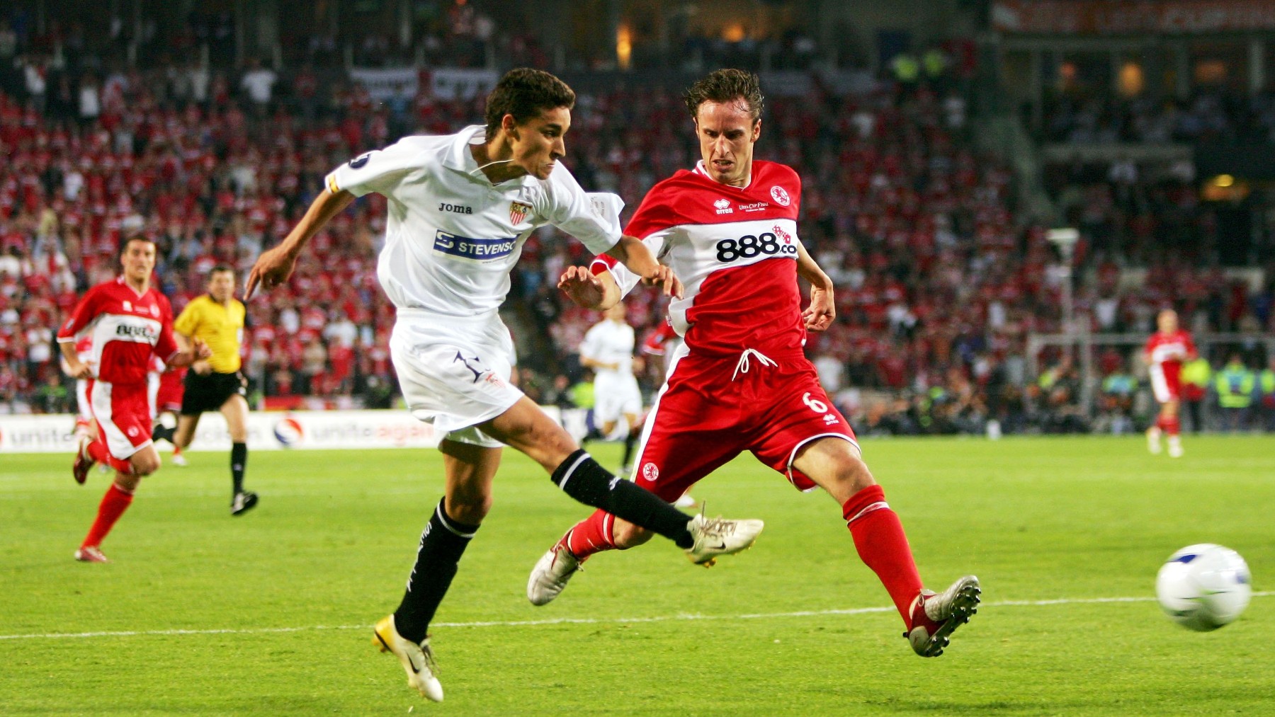 Jesús Navas y Gareth Southgate en 2006. (Getty)