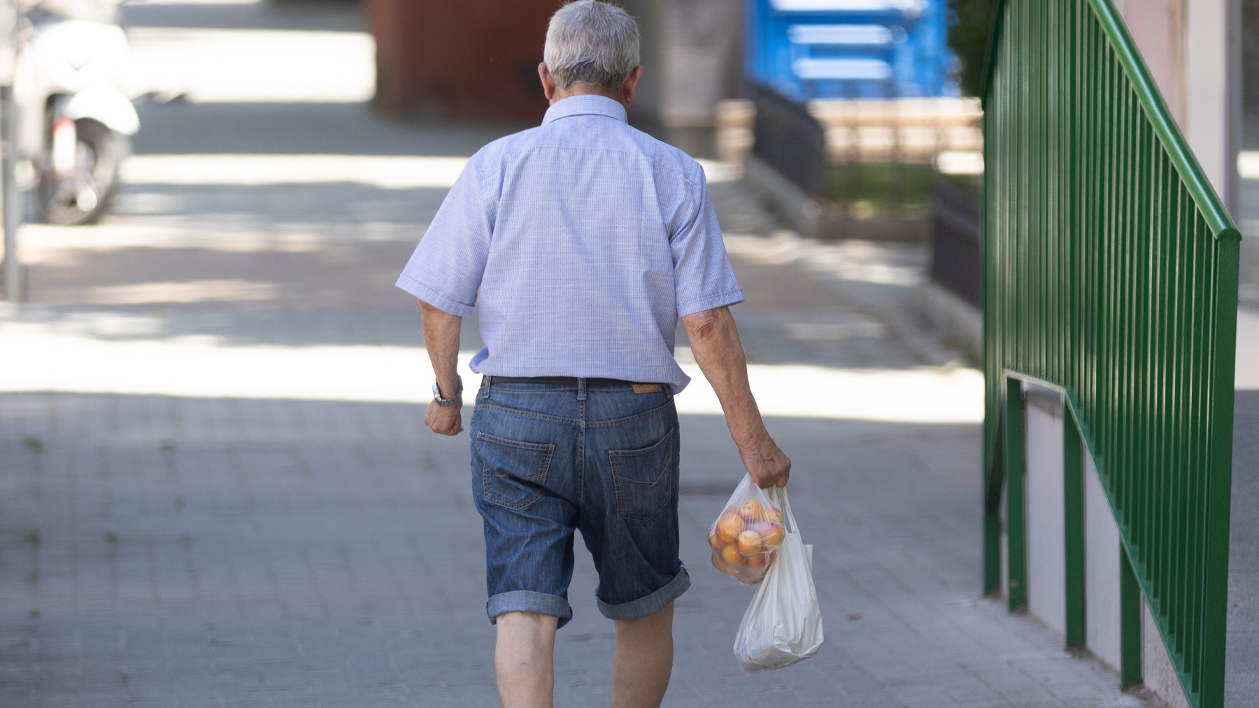 Una persona anda por la calle con una bolsa. (EP)