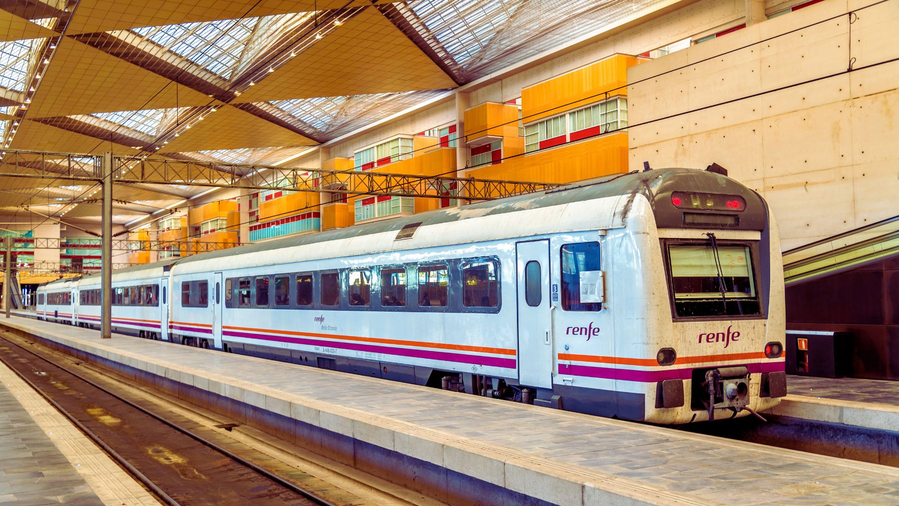 Un tren Renfe en la estación.