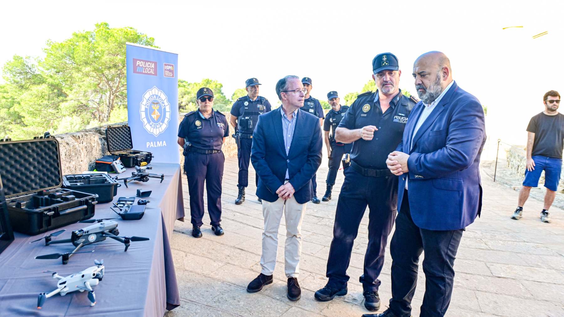 El alcalde de Palma, Jaime Martínez, en la nueva Unidad de Drones (UDROP) de la Policía Local.
