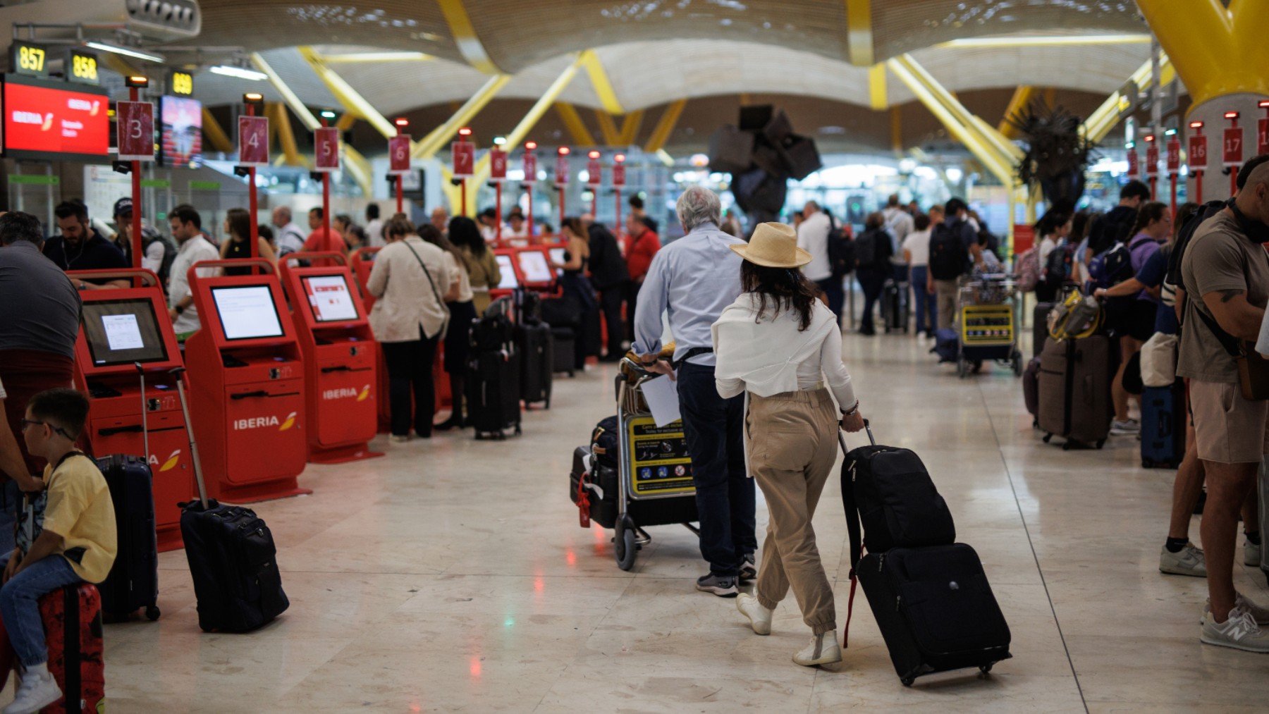 Turistas en los mostradores de Iberia en Barajas. (Foto: Ep)