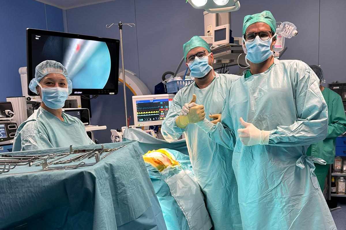 El equipo integrado por los doctores Miguel Mesa-Guzmán y Javier Gallego Poveda finalizando una cirugía videotoracoscópica uniportal de resección pulmonar.