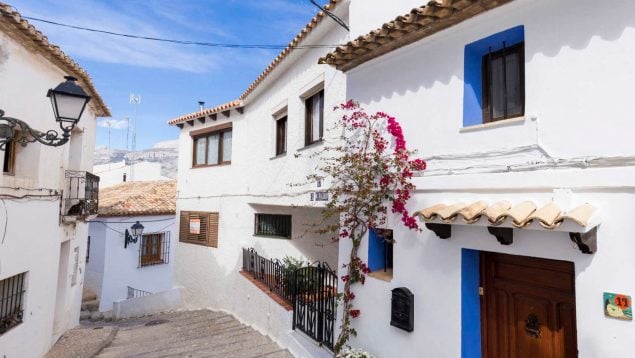 Parece Santorini pero es España: el pueblo elegido por National Geographic para ir en verano