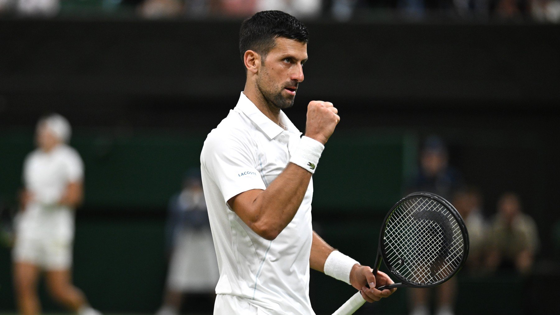 Novak Djokovic celebra un punto en Wimbledon. (Getty)
