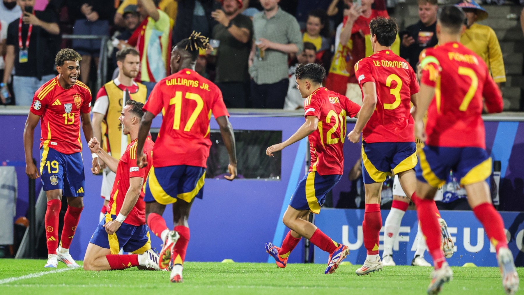 Un momento del partido de la selección española de fútbol.