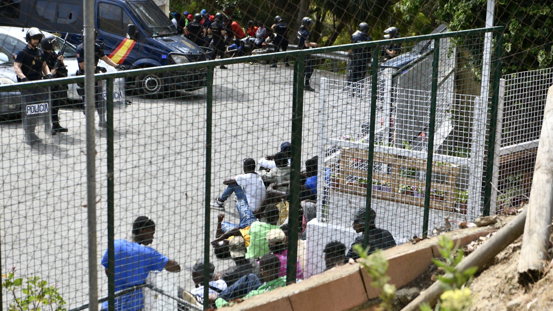 Efectivos de la Policía Nacional en el CETI de Ceuta tras una pelea entre internos. (Foto: EP)