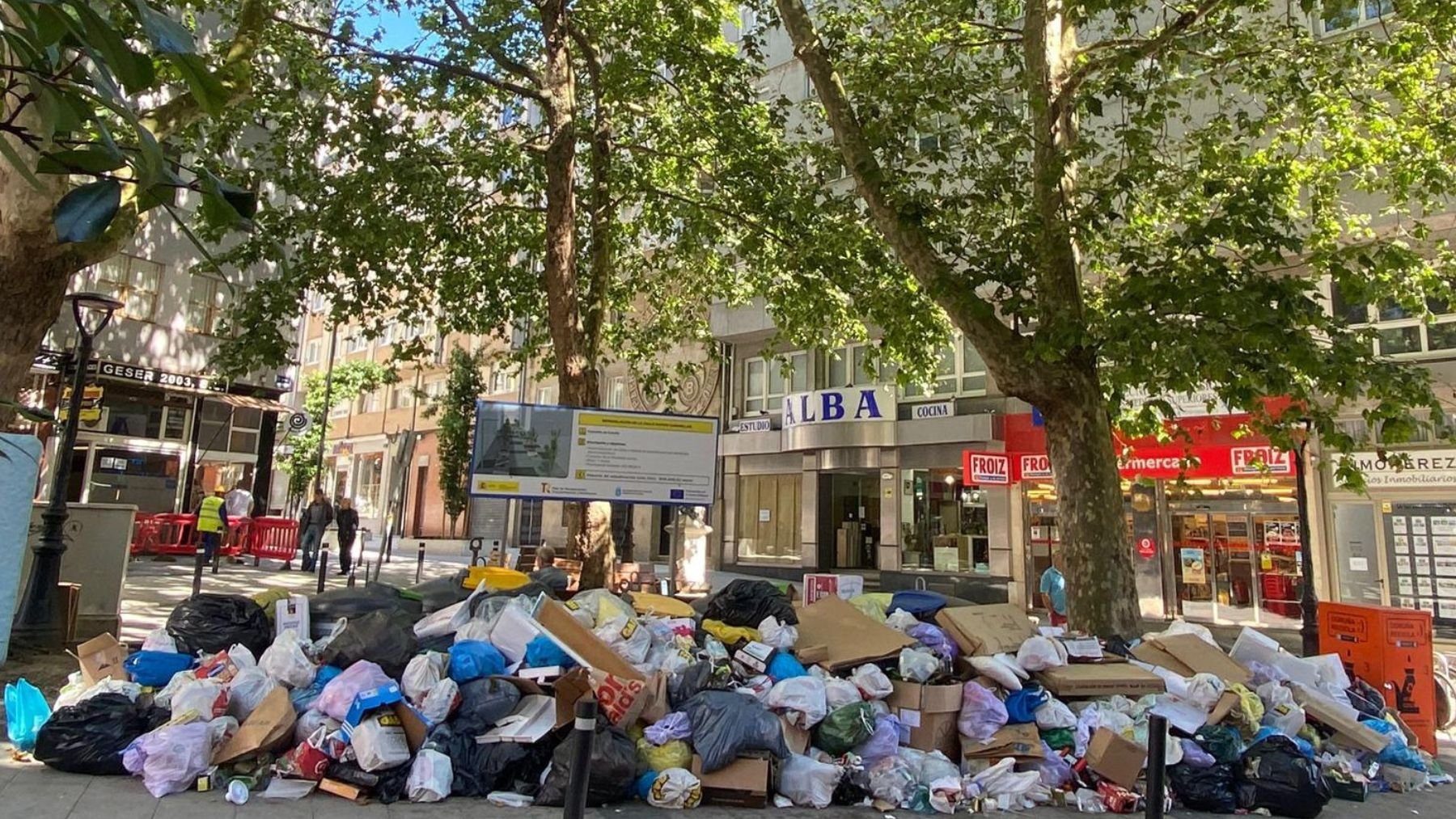 La basura se acumula en las calles de La Coruña.