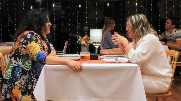 Patricia y Yolanda en 'First Dates'. (Mediaset)