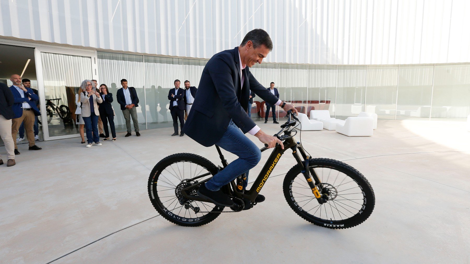 Sánchez es aficionado a las bicicletas de montaña. (Foto: EP)