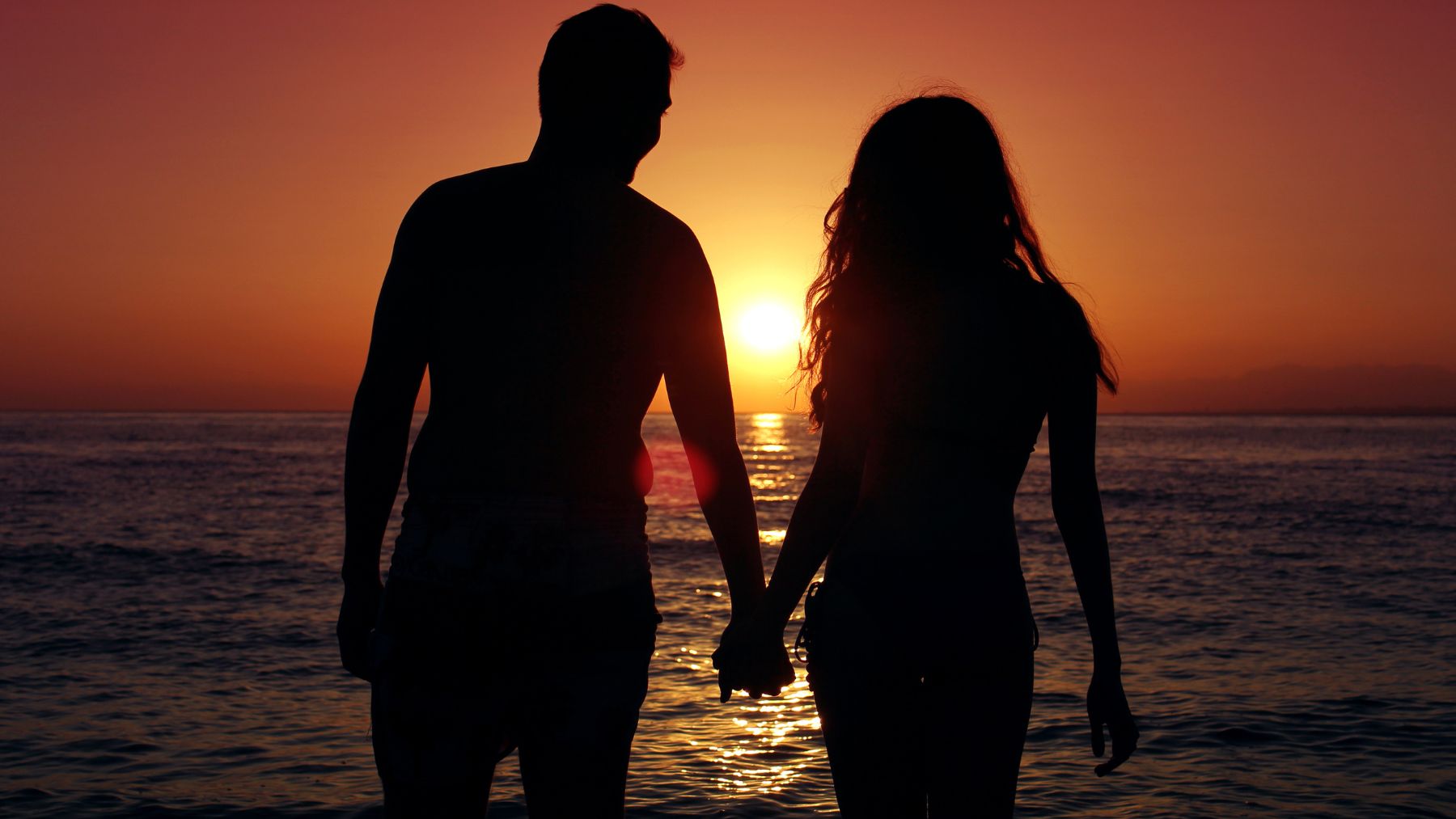 Una pareja en la playa.