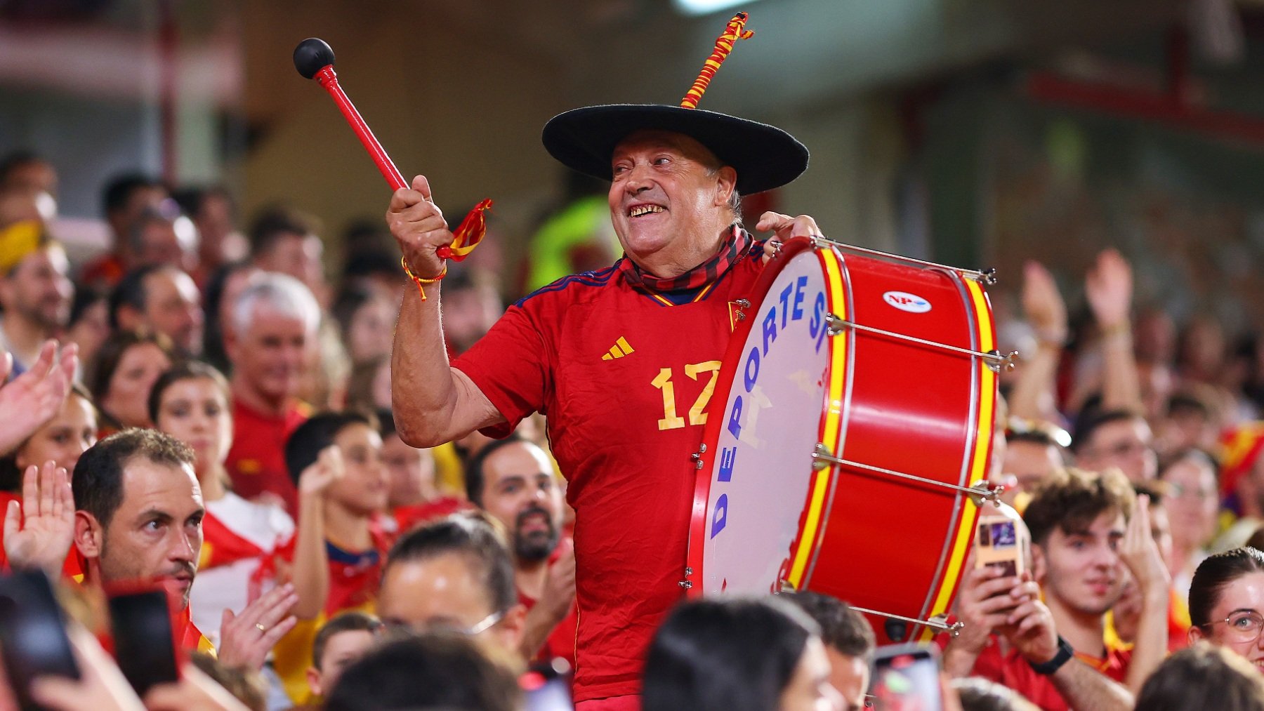 Manolo el del Bombo en un partido de la selección española. (Getty)