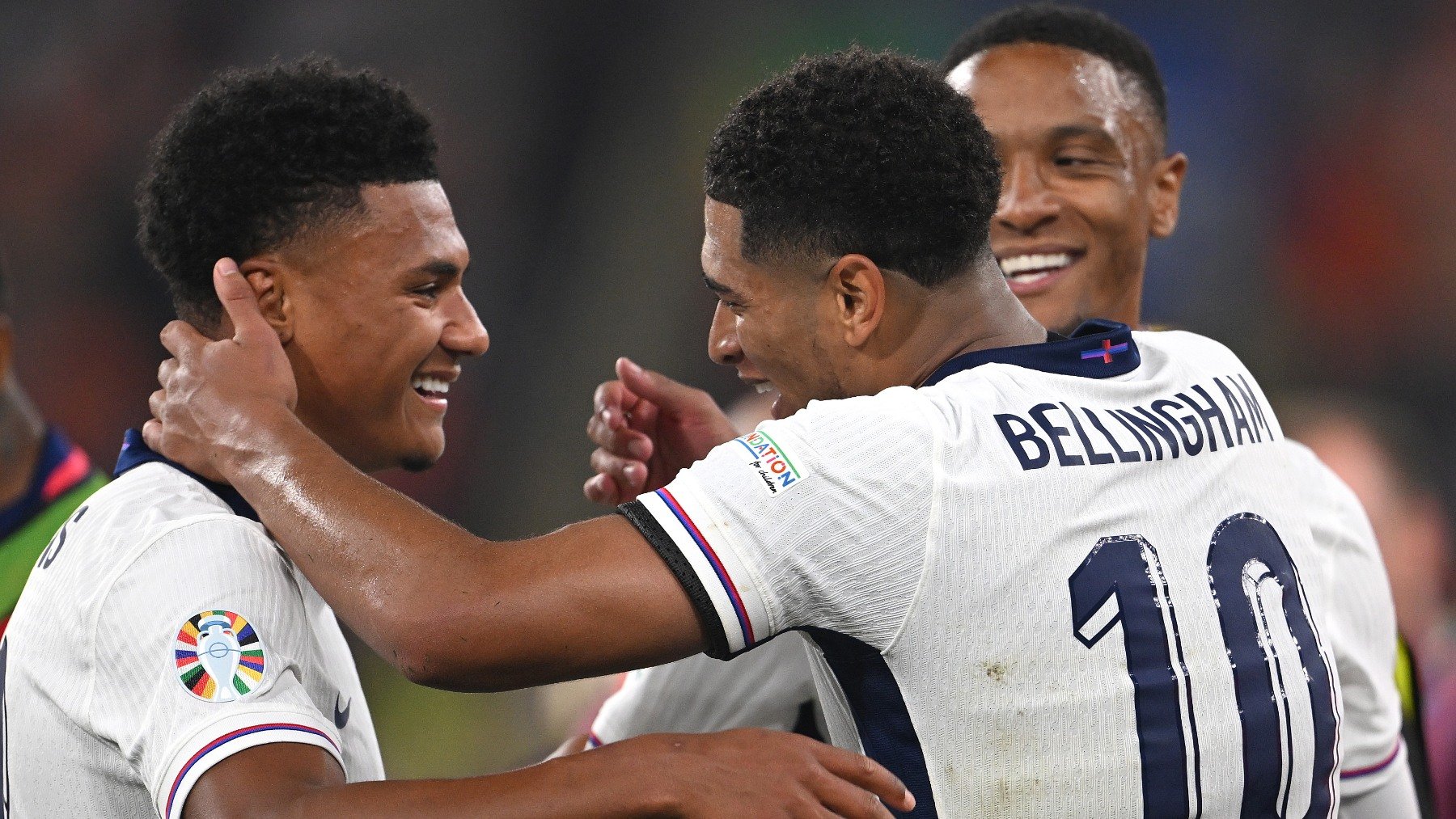 Ollie Watkins y Jude Bellingham. (Getty)