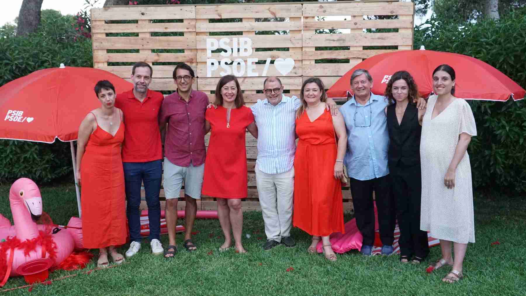 Dirigentes del PSOE baleae, con Francina Armengol al frente, en la cena de verano de la FSM.