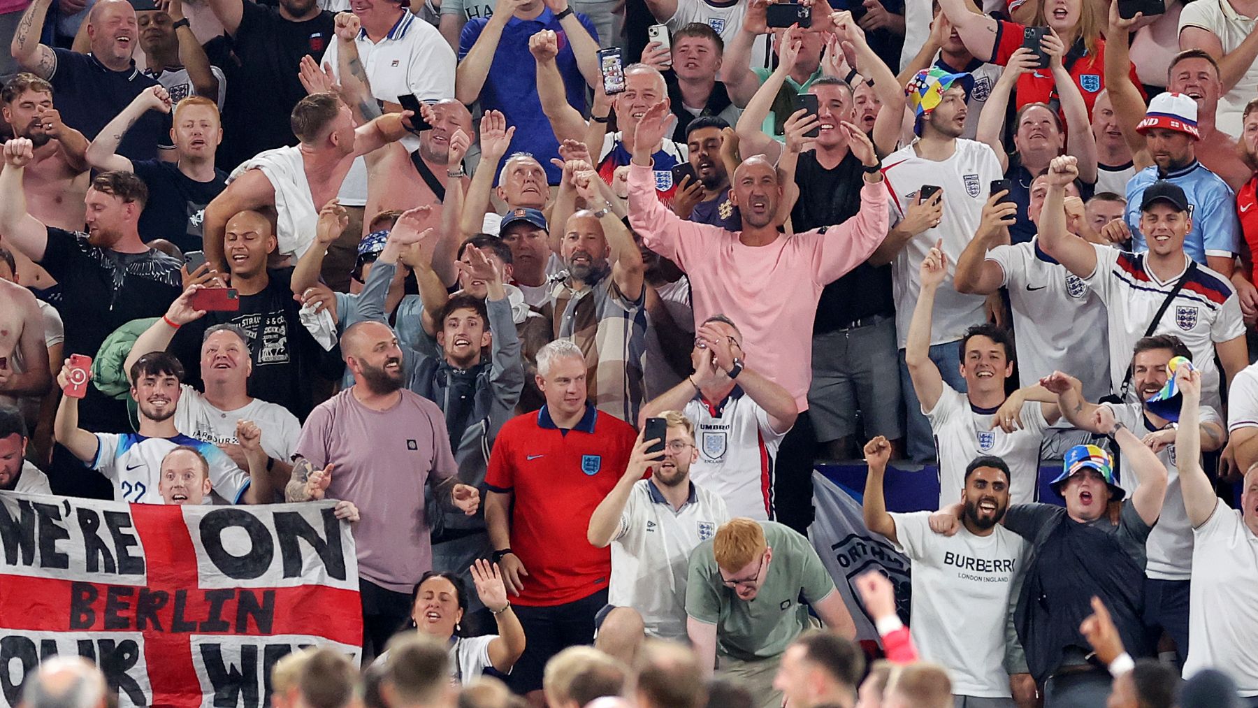 La afición de Inglaterra celebra el pase a la final de la Eurocopa. (Getty)