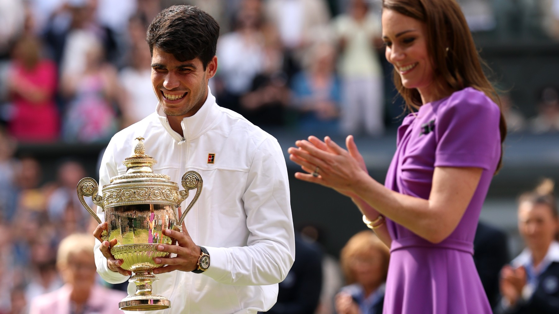 Carlos Alcaraz con el trofeo de Wimbledon junto a Kate Middleton. (Getty)