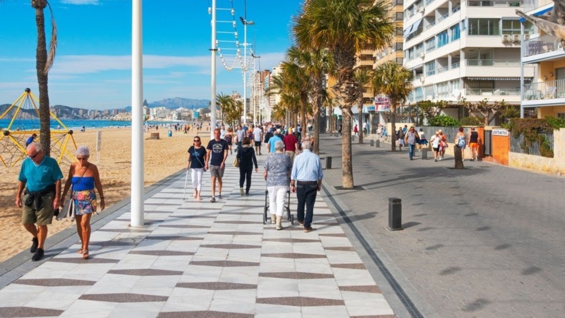 Un grupo de turistas camina por Benidorm. (EP)