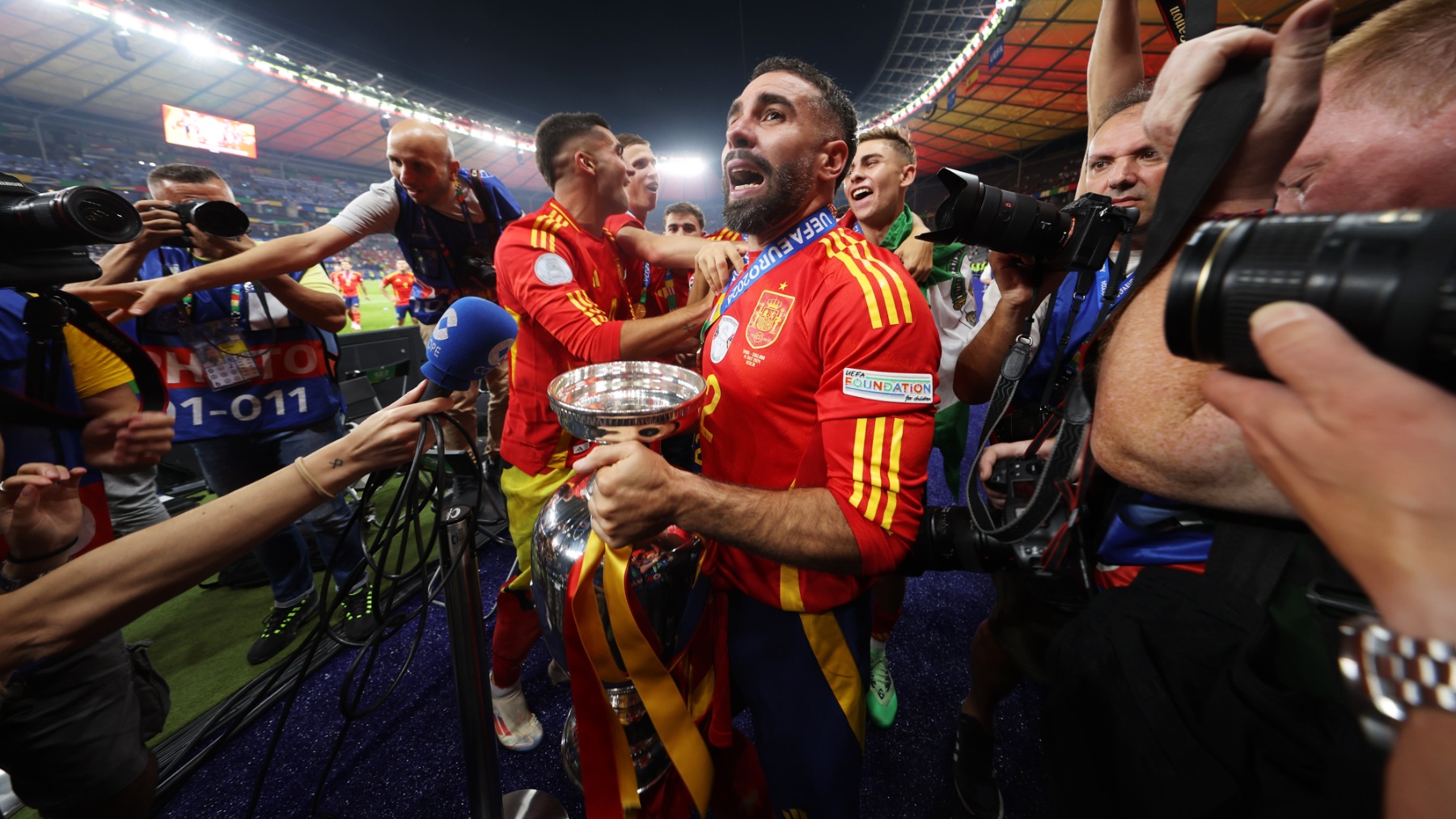 Dani Carvajal levanta la Eurocopa. (Getty)