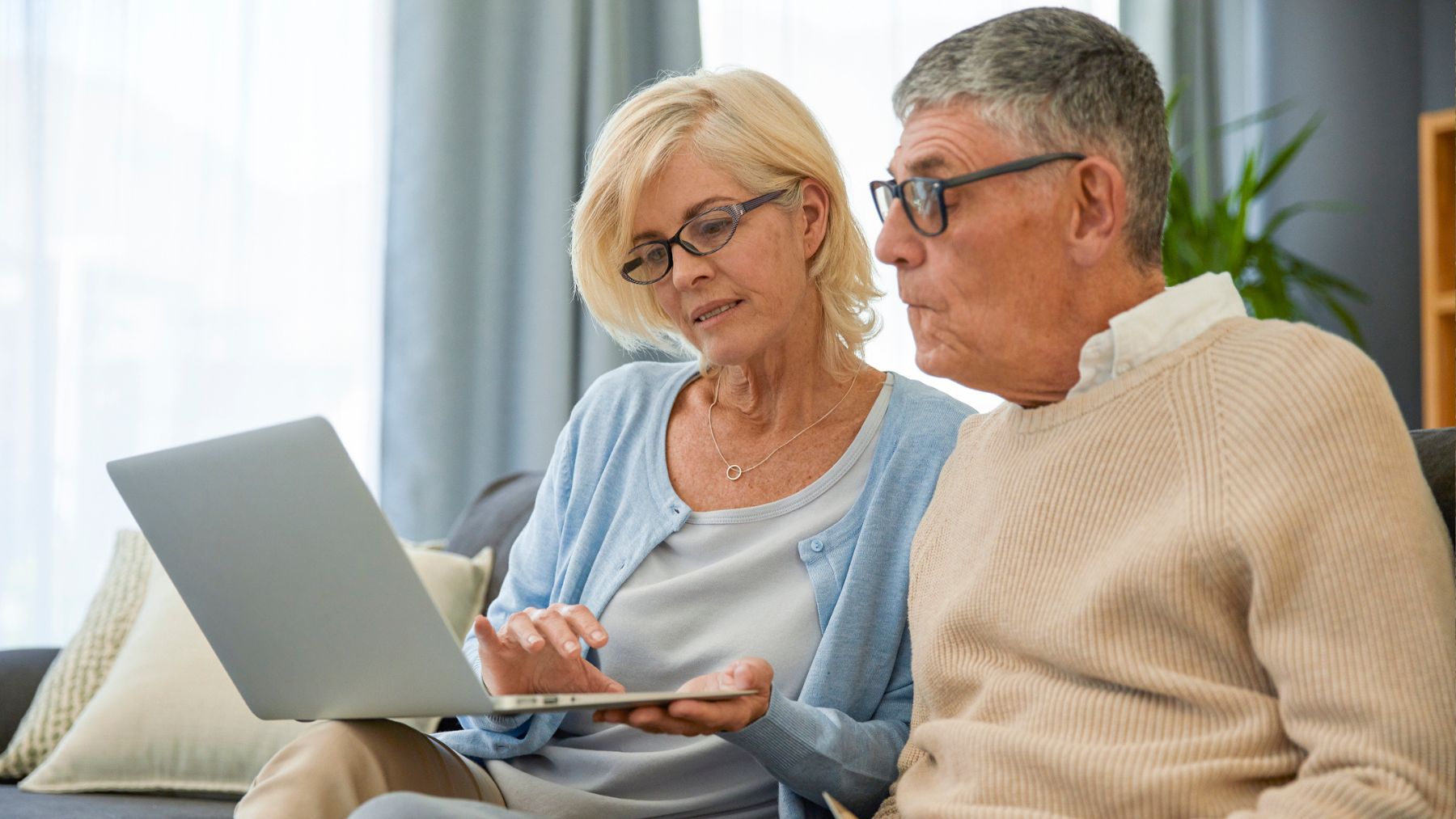 Unos jubilados mirando un ordenador.