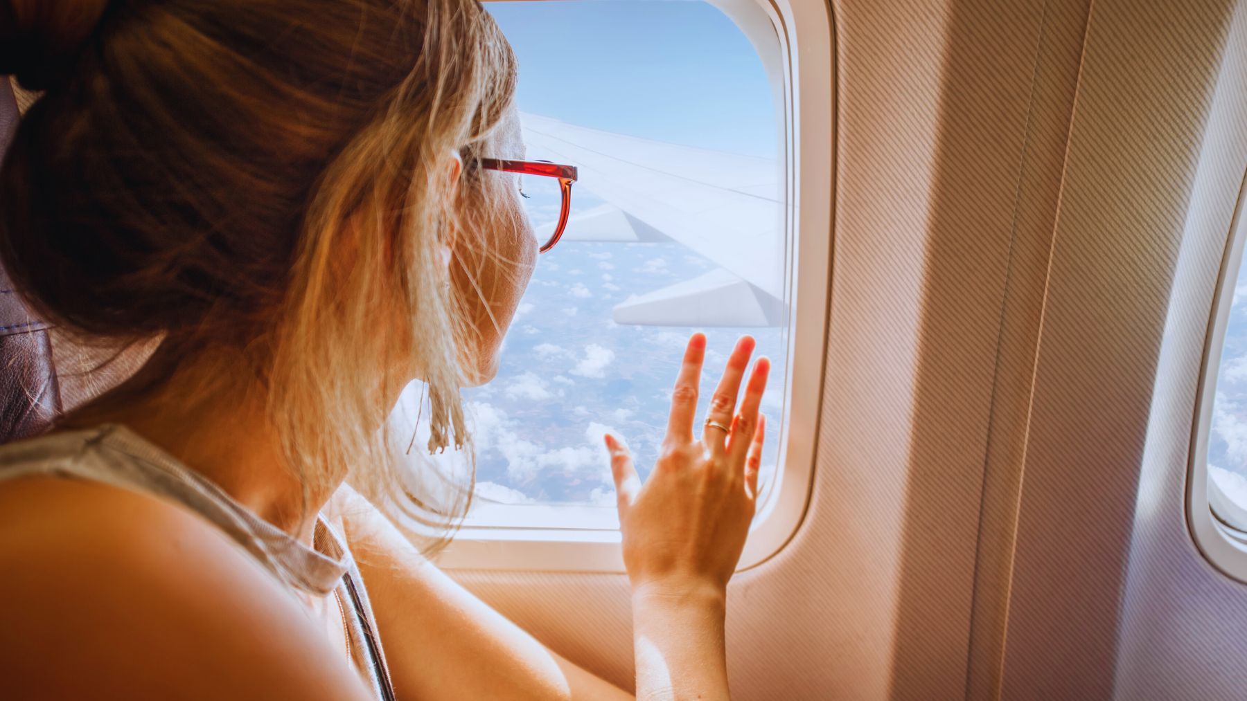 Una joven en el avión.