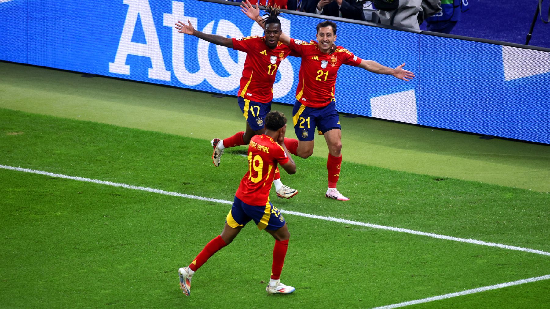 Los jugadores de España celebran un gol. (Getty)