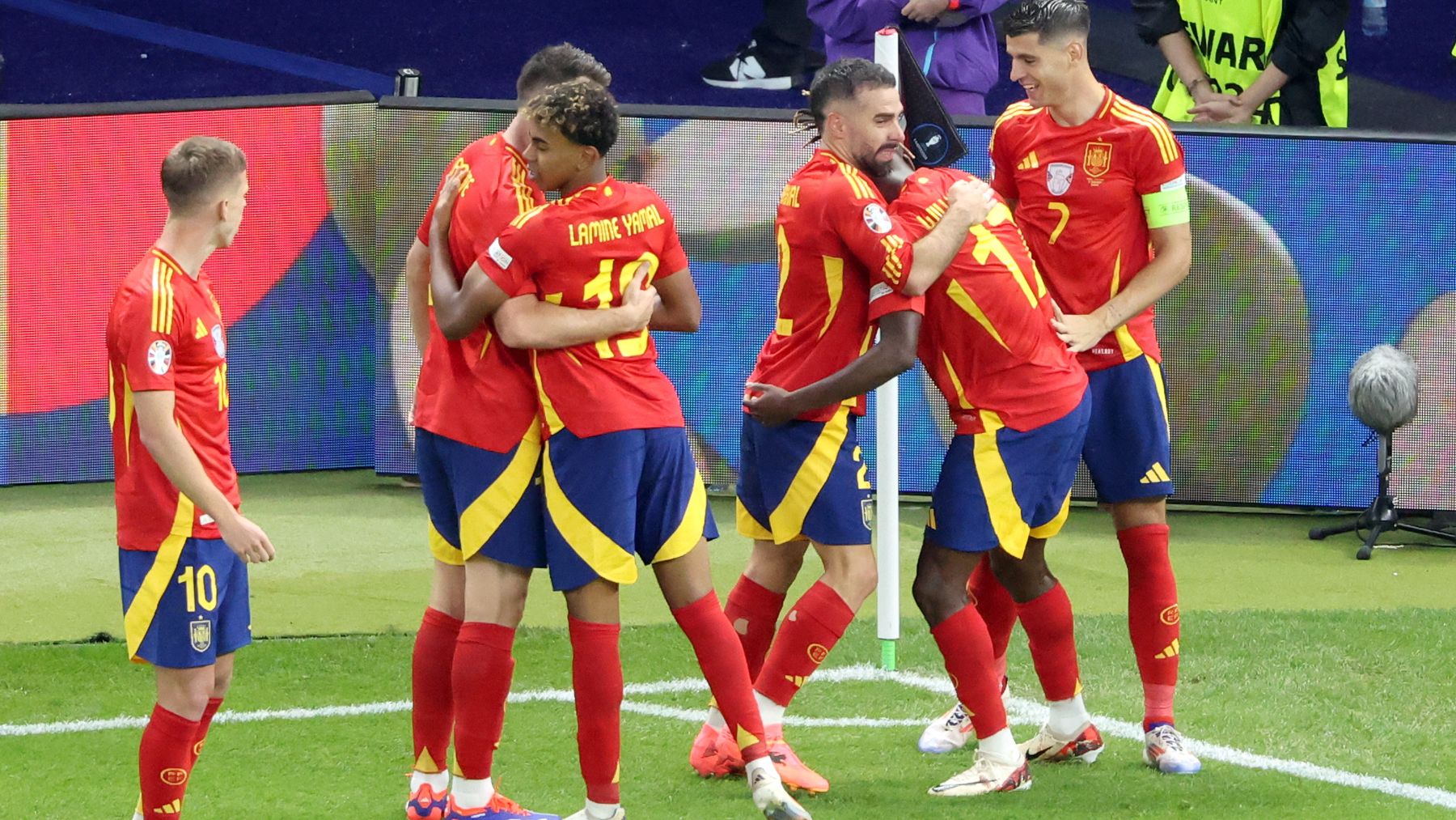 Los jugadores de España celebra el gol de Nico. (EFE)