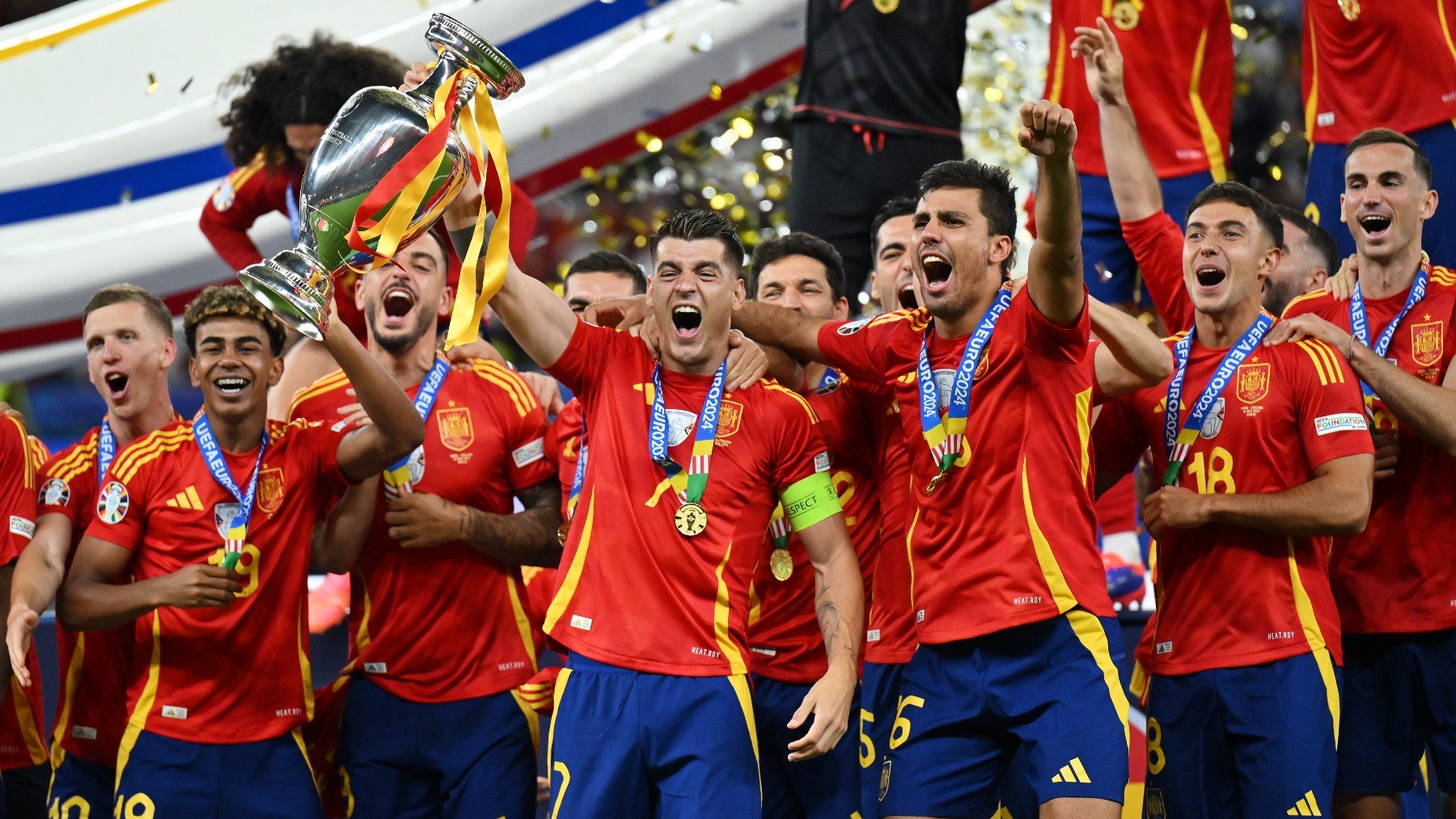 Los jugadores de la selección española con la Eurocopa 2024. (Getty)