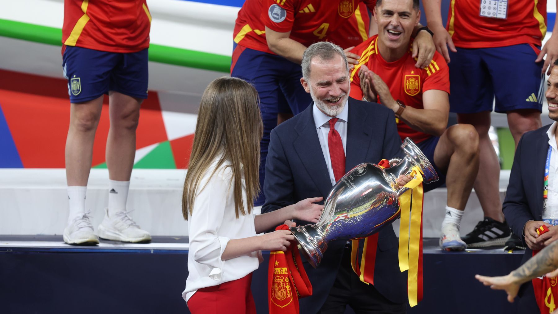 Felipe VI sujeta la copa de Europa junto a su hija, la infanta Sofía. (Getty)