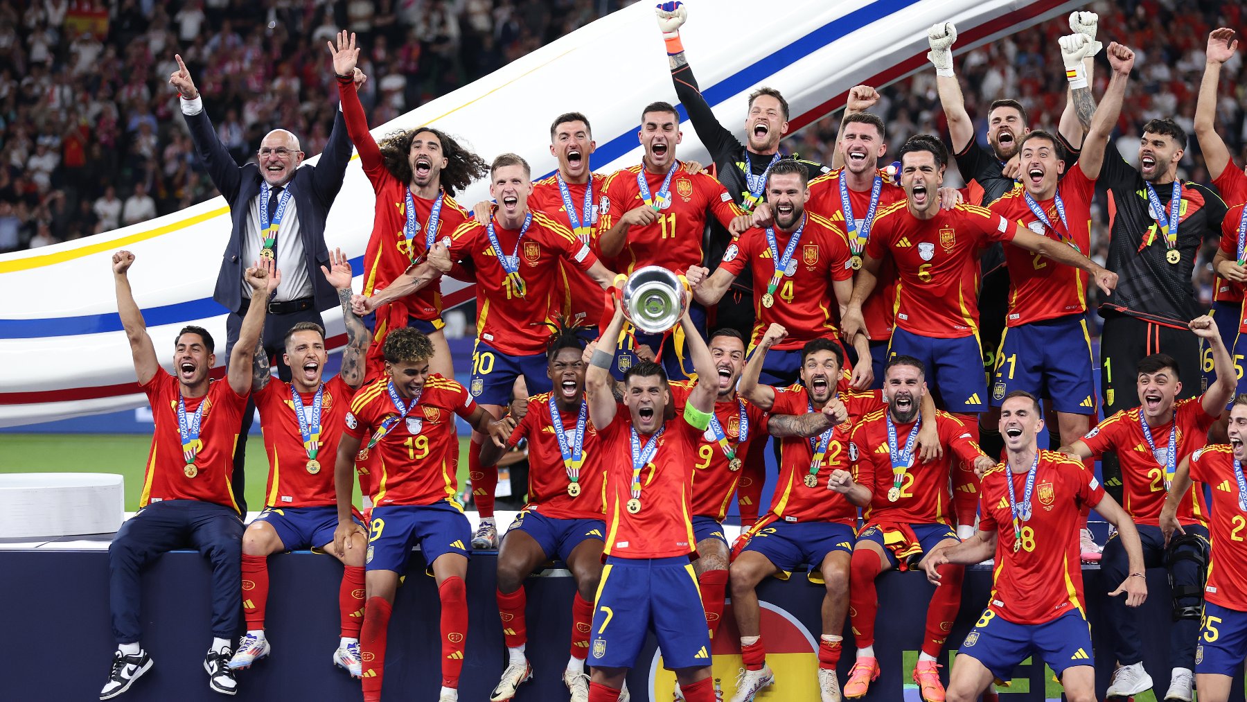 Álvaro Morata levantó la copa de campeones sobre el césped del Olímpico de Berlín. (Getty)
