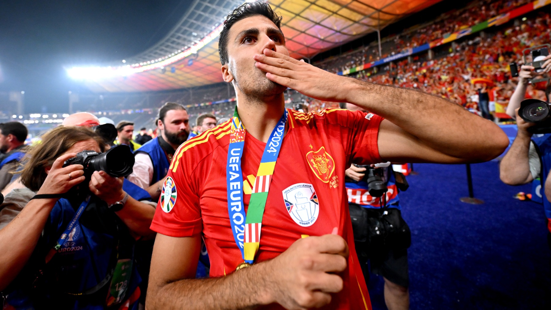 Rodri celebra la Eurocopa a pie de campo. (Getty)