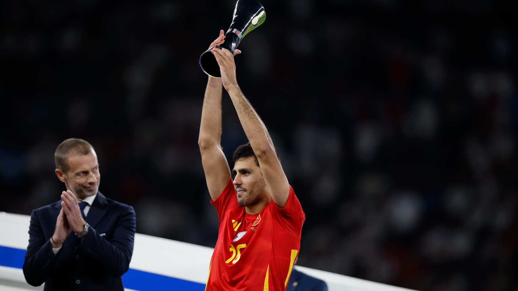 Rodrigo levanta el trofeo al mejor de la Eurocopa. (EFE)