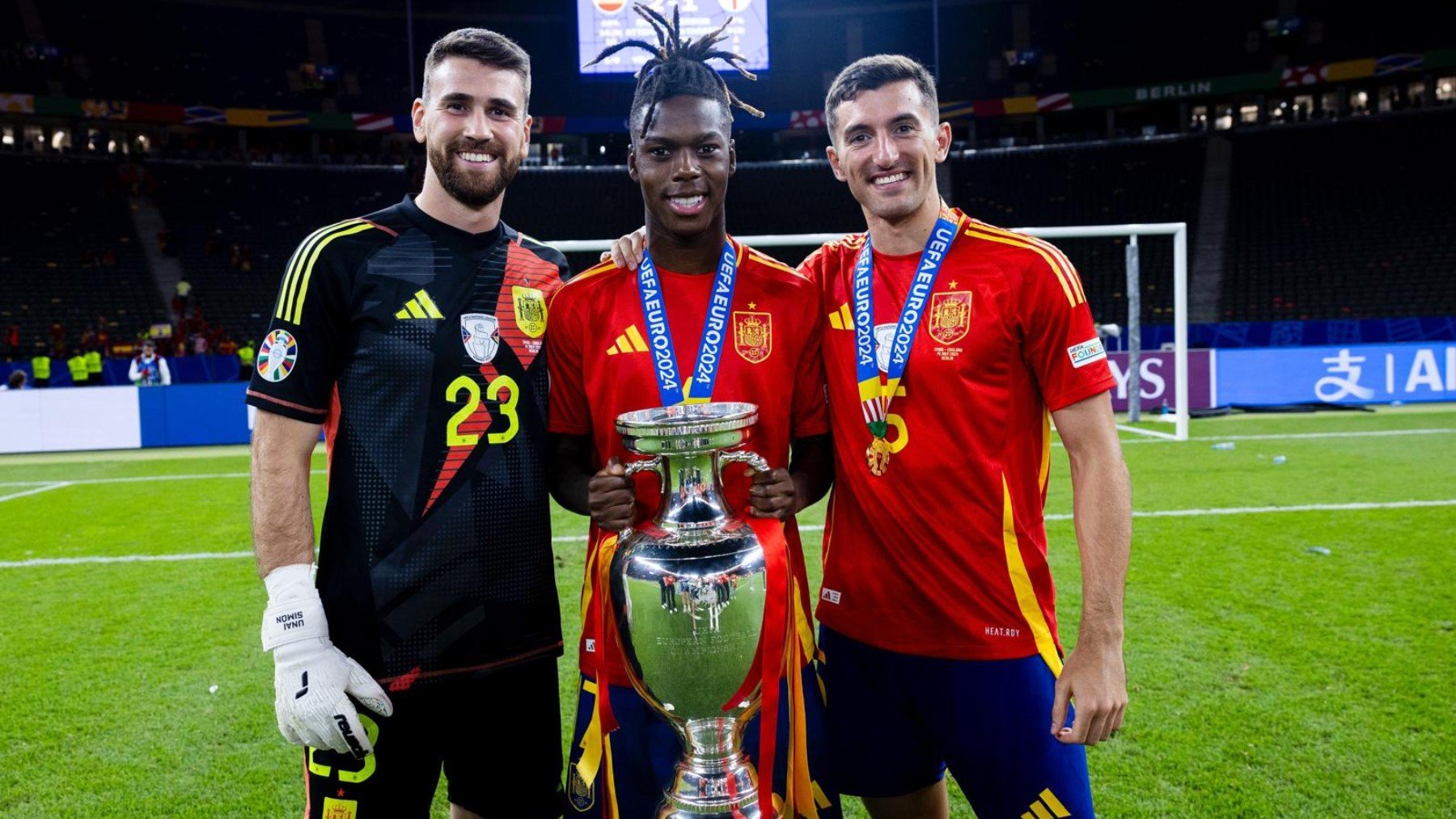 Unai Simón, Nico Williams y Dani Vivian, con el trofeo de la Eurocopa. (Athletic Club)
